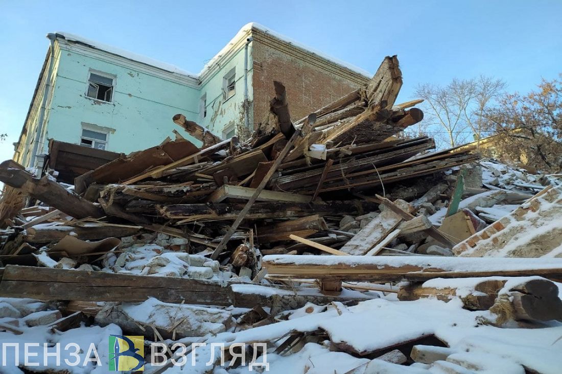 От бревенчатого старого дома в историческом центре Пензы остались щепки