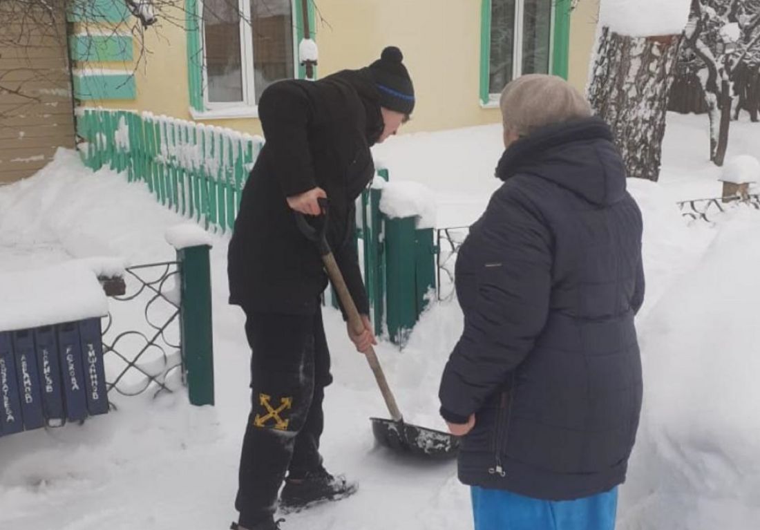 Волонтеры почистили снег у домов одиноких пожилых сердобчан