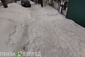 Жителя Пензы чудом не убило снегом, упавшим с крыши дома на улице Володарского