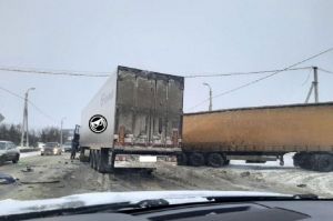 Из-за ДТП с грузовиками на трассе М-5 под Пензой перекрыты три полосы