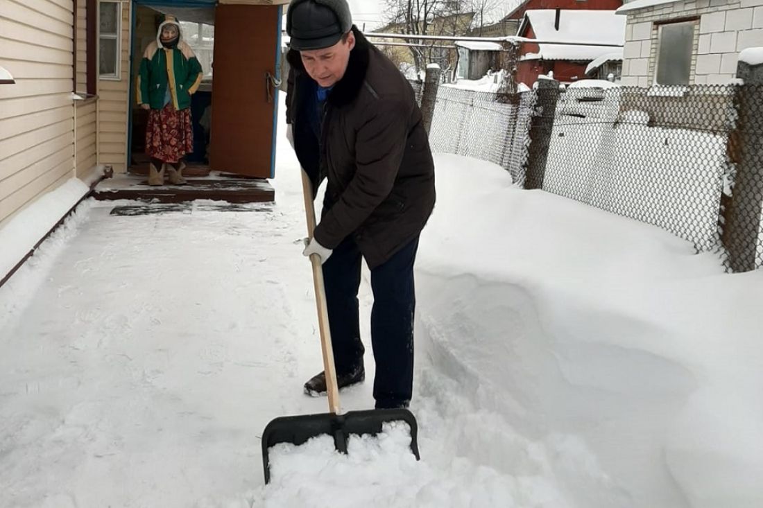 Депутаты почистили снег возле домов пожилых и одиноких жителей Каменки