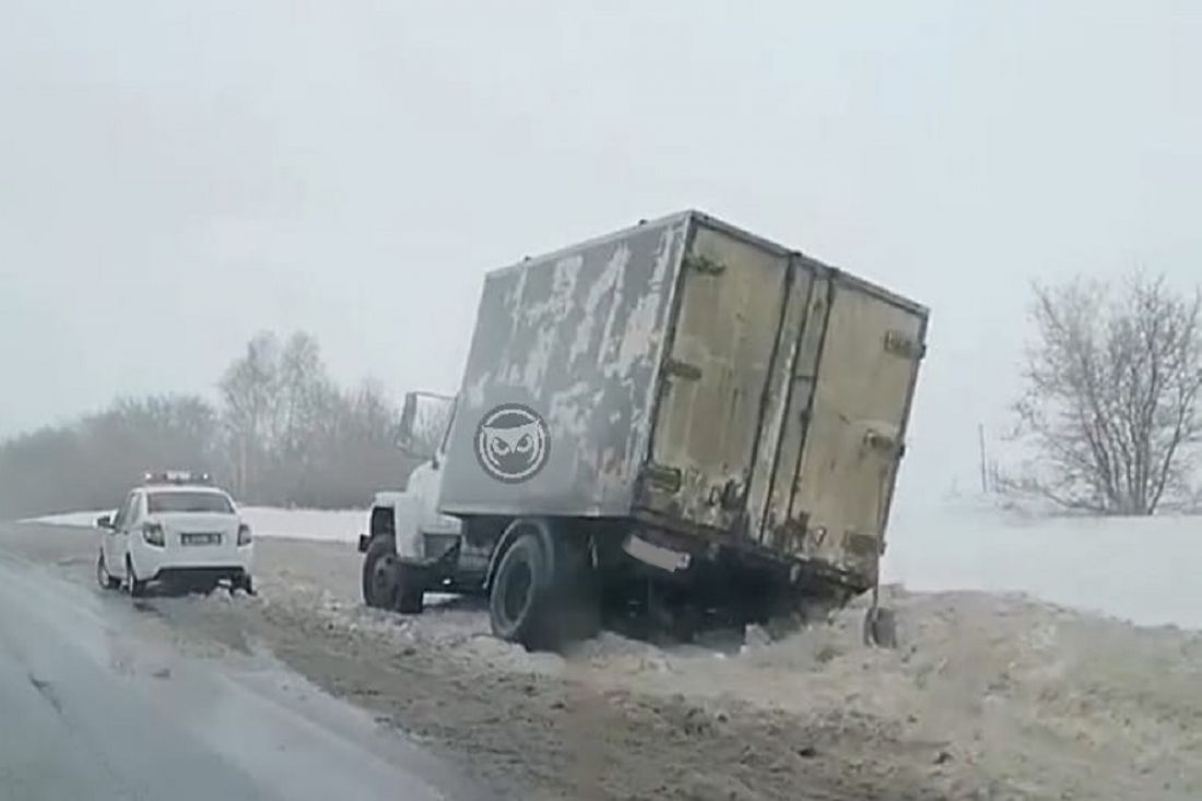Грузовиков пенза. Результат снежного заноса в Ярославской области. УАЗ попал под грузовик. Авария Валдай сегодня г Пенза. Запорожец в заснеженном кювете.