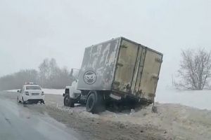 Под Пензой большегруз оказался в заснеженном кювете