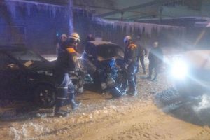 Спасатели приняли участие в ликвидации последствий жесткого ДТП в Пензе