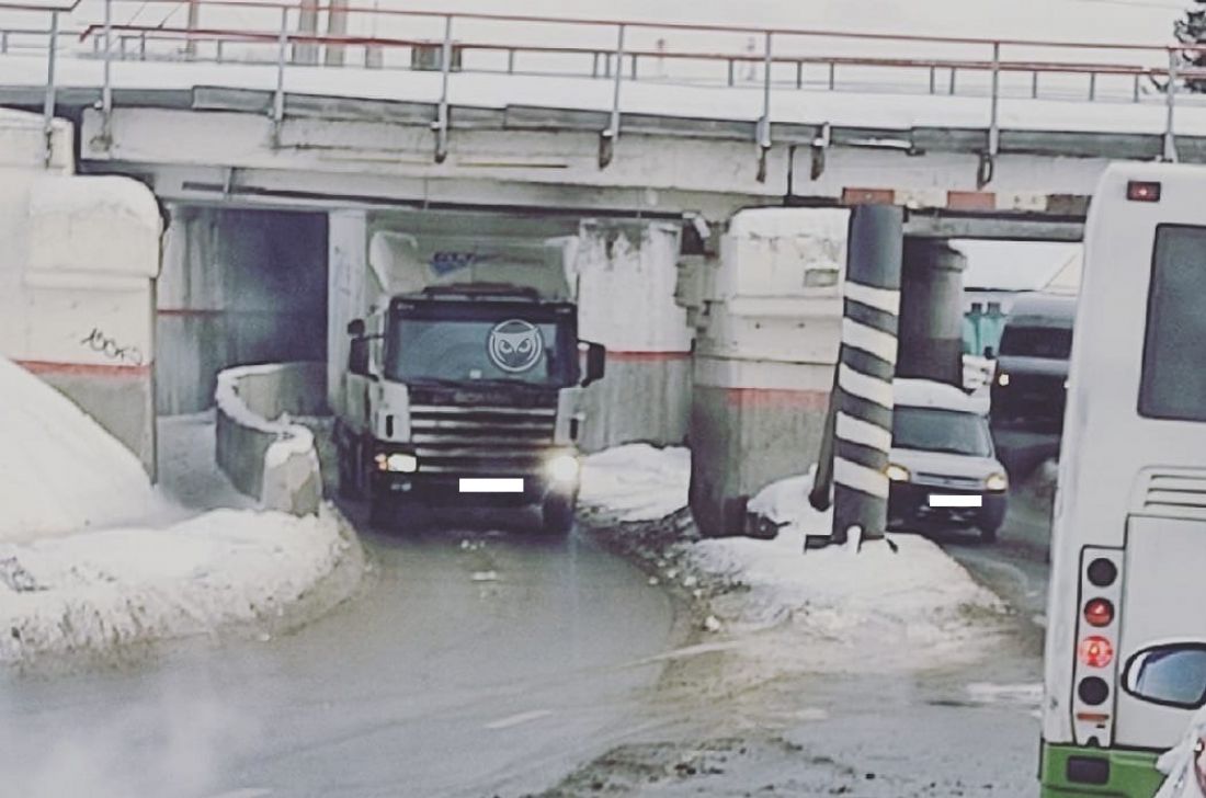 В центре Пензы под мостом снова застряла фура