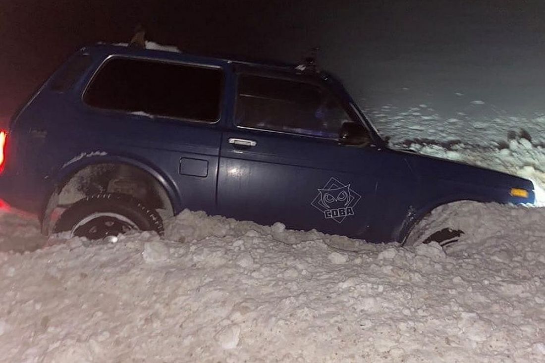 Под Пензой легковой автомобиль слетел с трассы и застрял в снегу