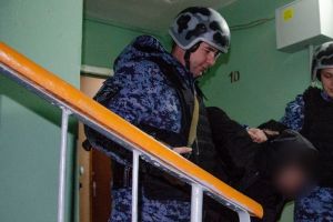 В Пензе задержали мужчину, разбившего окна в подъезде и напавшего на соседа