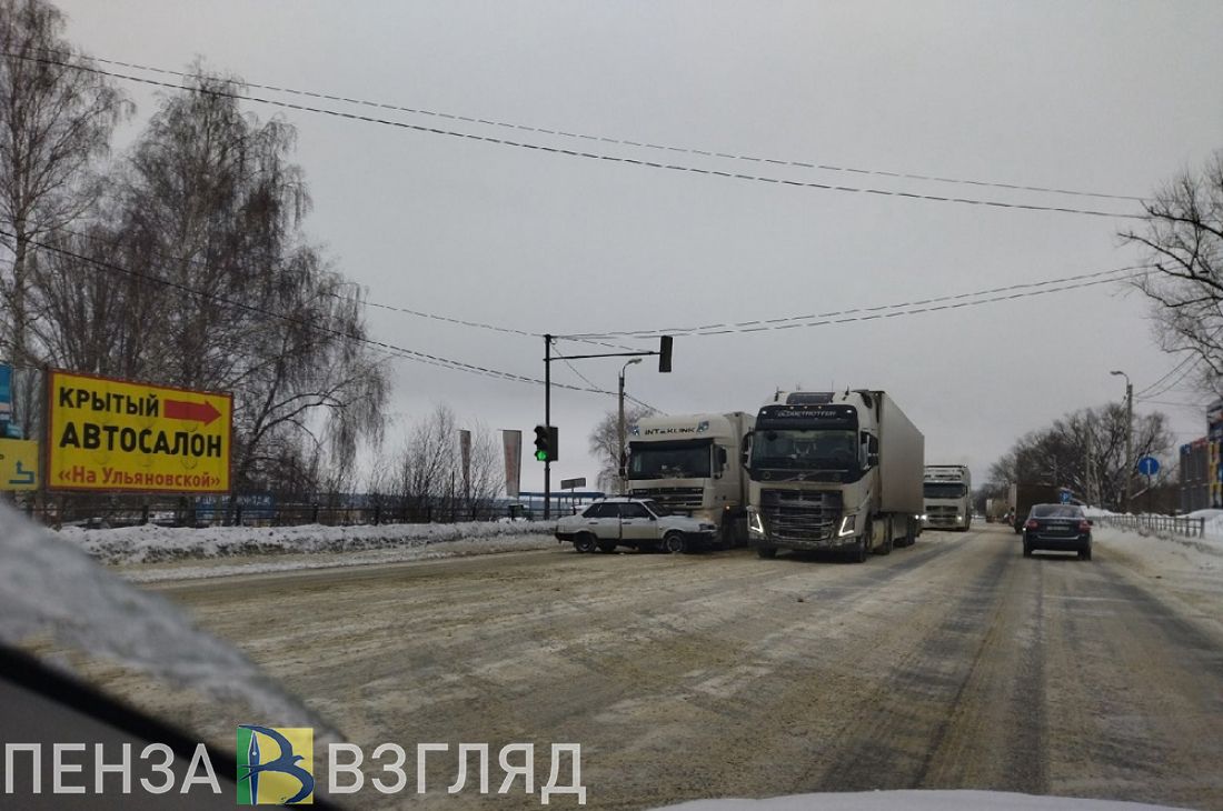 Стрела саранск пенза. Авария в Пензе вчера на трассе м5 Пенза. Авария на дороге Саранск Пенза. Авария на перекрестке нефтебазе в Пензе 27.09.2022.