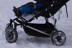 На видео в Пензе сняли мучения женщины с коляской в снежной жиже