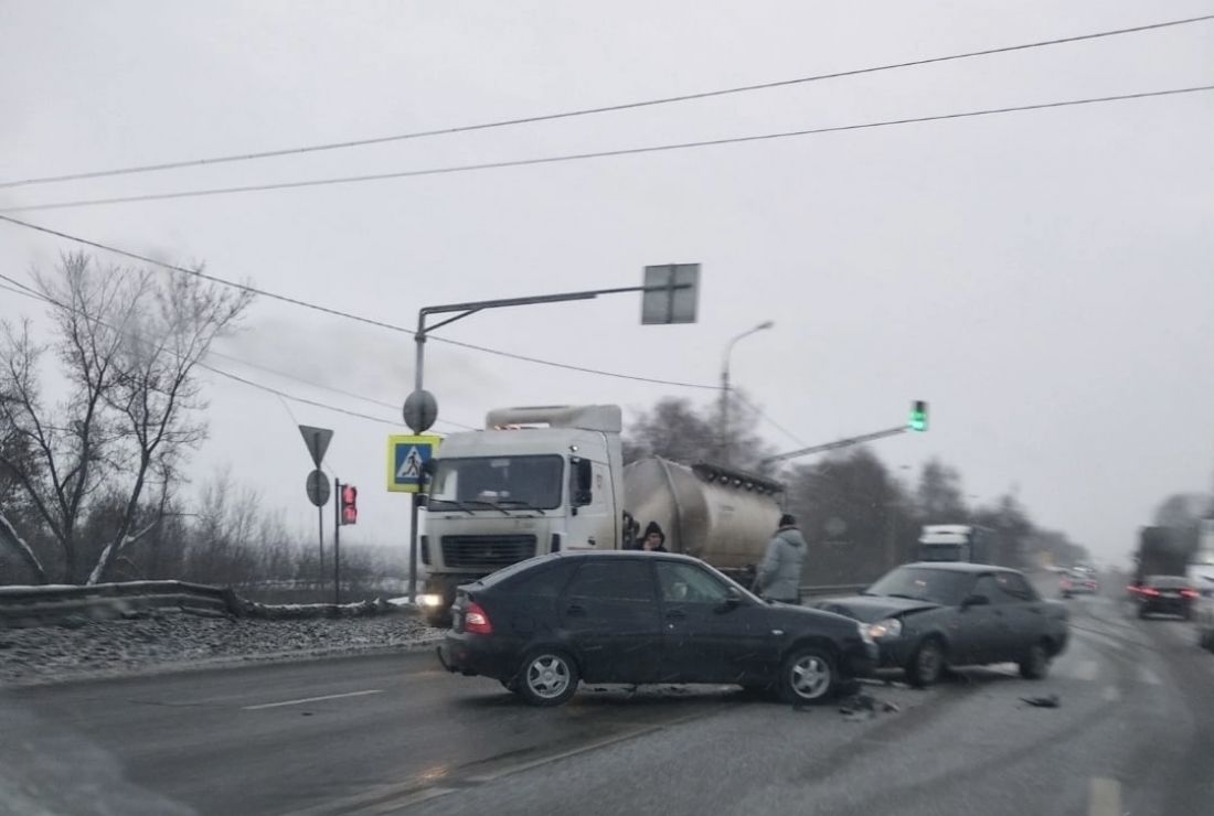 Утром на трассе М-5 в Пензе разбились два легковых автомобиля