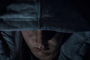 В Пензе прохожий получил удар сзади по голове и был ограблен