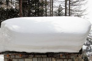Жильцы дома в Пензе обнаружили сугробы над головой