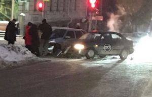 На пензенском перекрестке не смогли разъехаться две легковушки