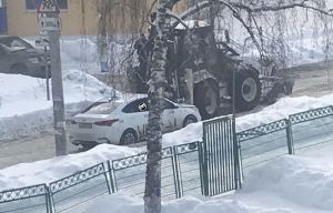 В центре Пензы столкнулись трактор и машина такси