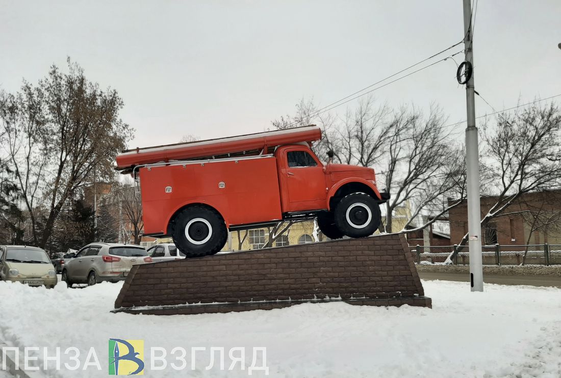 Пожар на улице Свердлова в Пензе тушат 27 человек