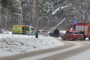 К месту ДТП в пензенском районе Бугровка прибыла «скорая» и спасатели