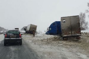 На выезде из Пензы с трассы слетели два большегруза