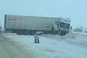 Фуру развернуло поперек трассы М-5 в Пензенской области