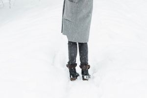 В Пензе пешеходы ходят по проезжей части из-за нечищеного тротуара