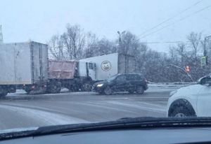 Около бывшего Арбековского поста столкнулись два грузовика