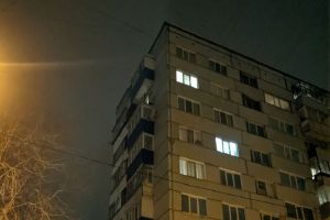 Пензенские спасатели эвакуировали мужчину с технической площадки многоэтажки