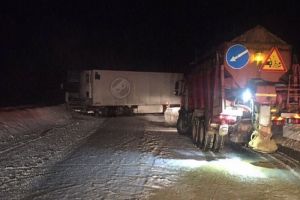 Угодившая в ДТП фура заблокировала дорогу в Пензенской области
