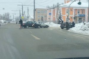 Две легковушки угодили в ДТП на перекрестке в пензенской Терновке