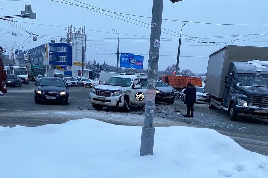 На улице Гагарина в Пензе в жесткую аварию попали два автомобиля