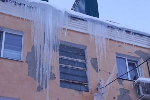 Пензенцы опасаются падения с крыш гигантских сосулек