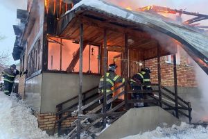 В пензенском микрорайоне Заря сгорел двухэтажный дом