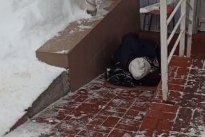 Около магазина в Пензе нашли лежащую женщину