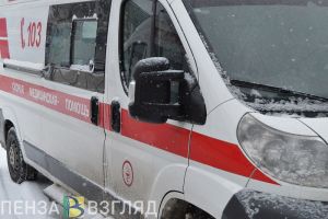 В Пензе жители дома и неравнодушные прохожие выталкивали из сугробов «скорую помощь»