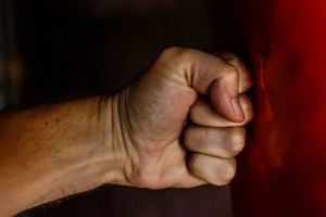 Незнакомец в ходе ссоры сломал мужчине челюсть в Пензе