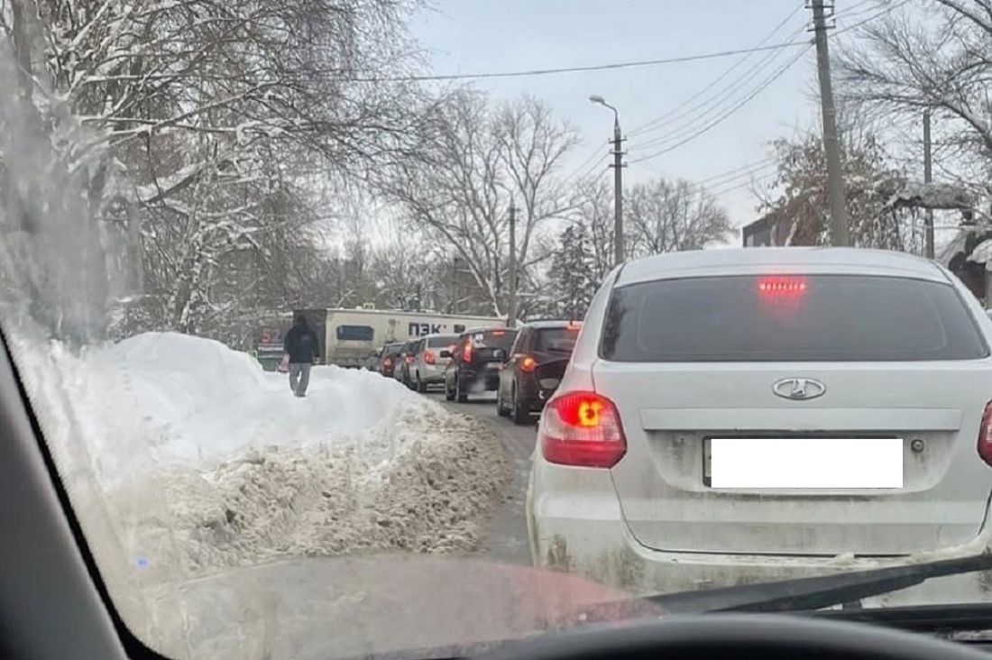 В центре Пензы фура не смогла подняться в гору и спровоцировала пробку