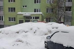В Пензе трактор завалил грязным снегом детскую площадку