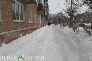 В Пензе глыба льда едва не рухнула на девушку