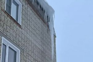Кузнечанин опасается падения гигантских сосулек с крыши дома
