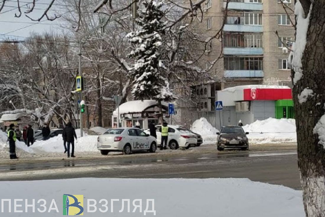 К месту ДТП на улице Коммунистической в Пензе прибыли сотрудники ГИБДД