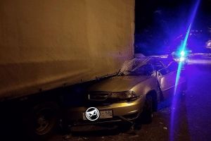 В Пензе произошла серьезная авария с залетевшим под грузовик автомобилем