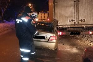 Пензенские спасатели ликвидировали последствия жесткого ДТП на улице Литвинова