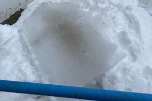Пензячка получила перелом ноги и ушибы после падения наледи