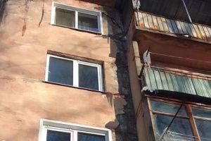 В пензенском доме из-за протечки крыши отвалились обои и начали вздуваться полы