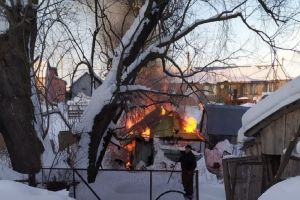 В селе под Пензой загорелась надворная постройка