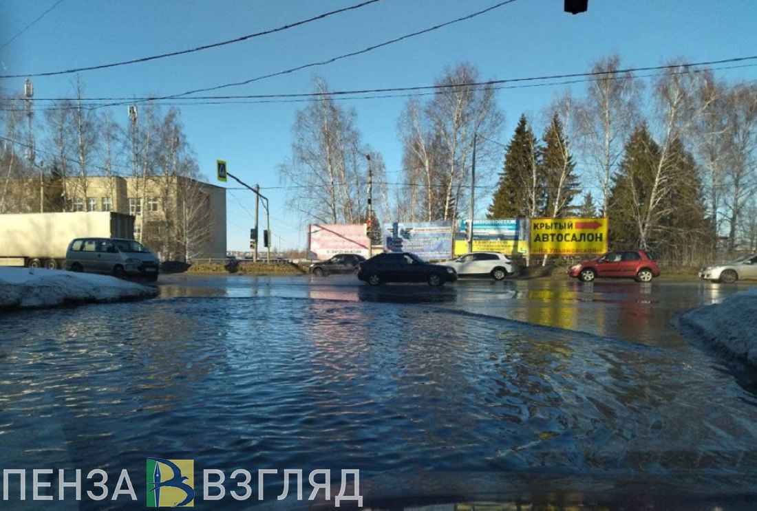 В Пензе автомобилистам приходится преодолевать огромную лужу