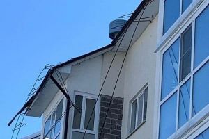 В Пензенской области сошедший с дома снег вдавил крышу автомобиля в салон
