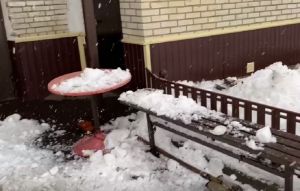 В Нижнем Ломове на улице Сергеева с крыши рухнула снежная куча