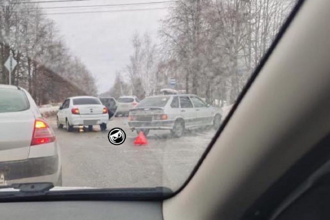 Две легковые машины в Пензе угодили в утреннее ДТП