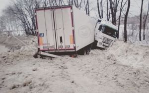 В Пензенской области грузовик слетел с трассы и оказался в снежном заносе