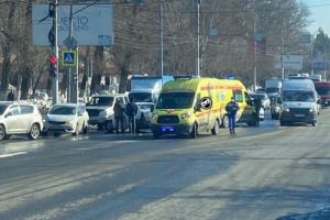 К месту ДТП на проспекте Победы в Пензе прибыли три «скорые»