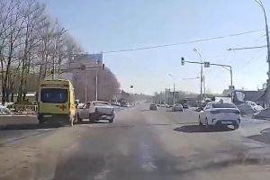 В Сети появилось видео момента столкновения реанимобиля с легковой машиной в Пензе